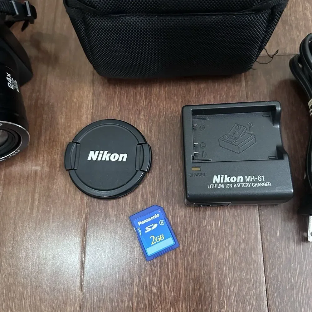 Nikon Coolpix P90 12.1MP Digital Bridge Camera 24x Optical Zoom Charger - Tested